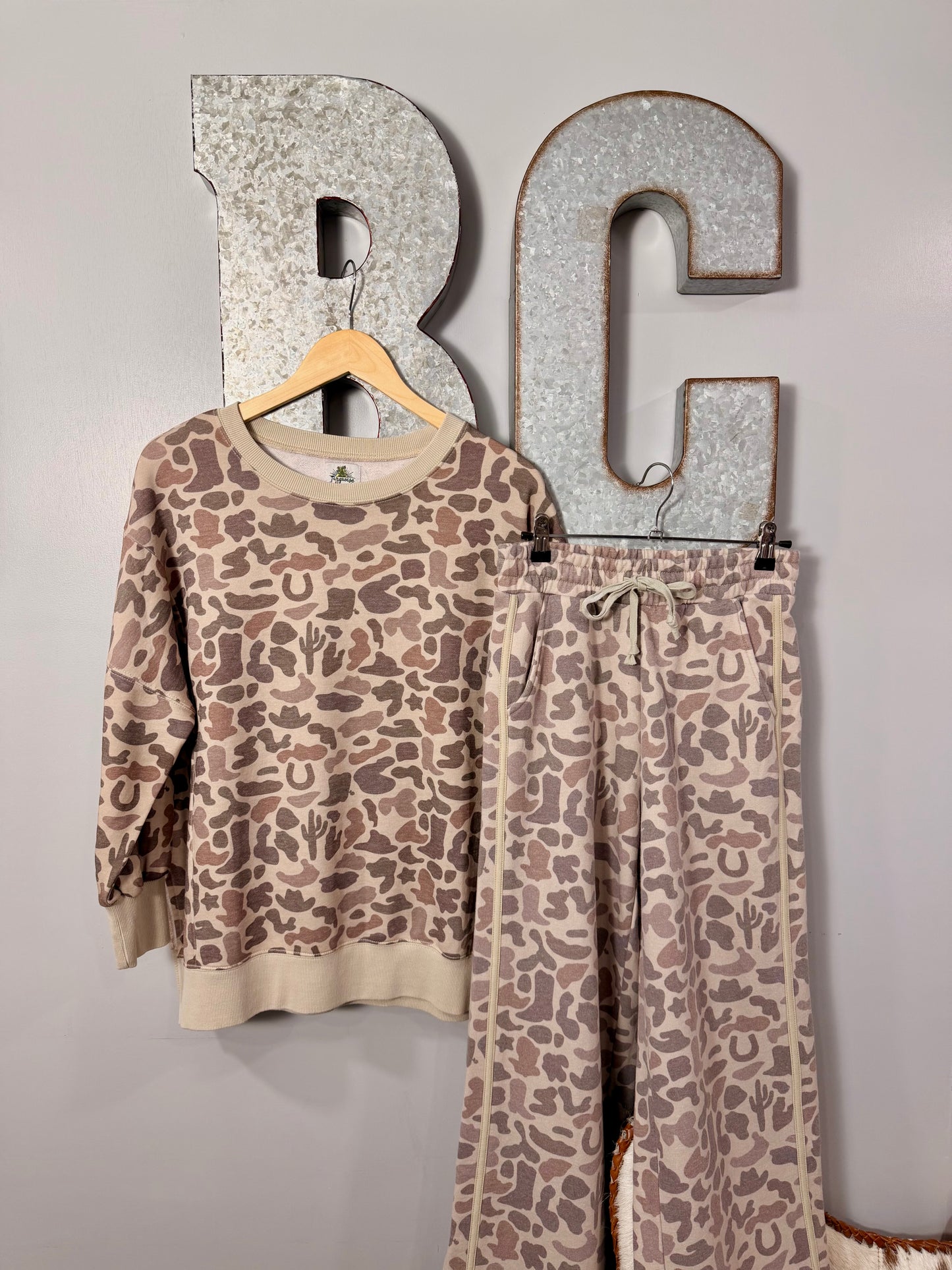 Get Western Camo Sweatshirt