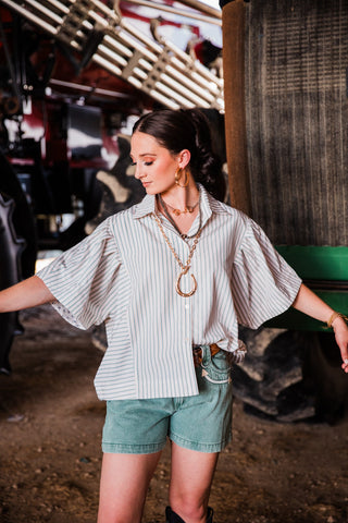 Relaxed women’s striped Western shirt with collared neckline and oversized short sleeves